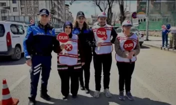 Kars’ta özel gereksinimli öğrencilerden polise hediye