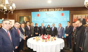 Kars’ta protokol bayramlaşması yoğun katılımla gerçekleşti