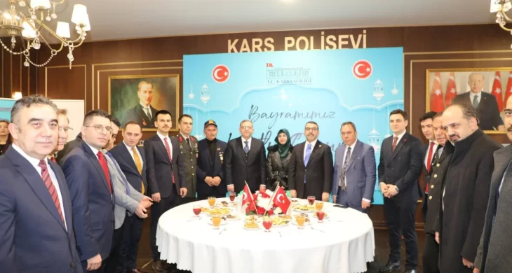 Kars’ta protokol bayramlaşması yoğun katılımla gerçekleşti
