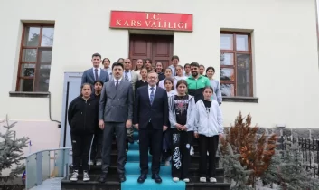 Kars’ta şampiyon kız futbol takımına valilikte kabul