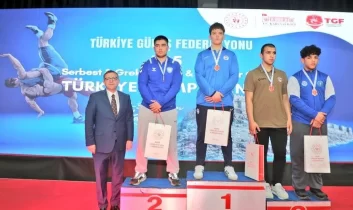 Kars’ta U15 Güreş Türkiye Şampiyonası’nda madalyalar sahiplerini buldu