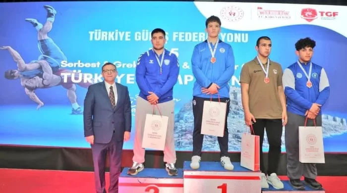 Kars’ta U15 Güreş Türkiye Şampiyonası’nda madalyalar sahiplerini buldu