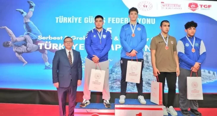 Kars’ta U15 Güreş Türkiye Şampiyonası’nda madalyalar sahiplerini buldu