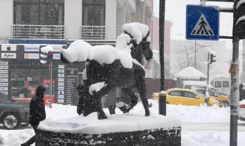 Kars’ta yoğun kar hayatı felç etti: Kar kalınlığı 40 santimetreyi aştı