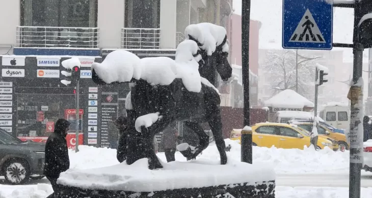Kars’ta yoğun kar hayatı felç etti: Kar kalınlığı 40 santimetreyi aştı