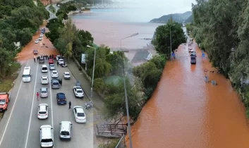 Kaş’ta sağanak alarmı: Cadde ve sokaklar suyla doldu