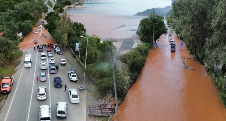 Kaş’ta sağanak alarmı: Cadde ve sokaklar suyla doldu