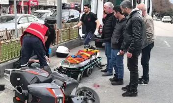 Kavşakta can pazarı: Motosiklet sürücüsü başından yaralandı