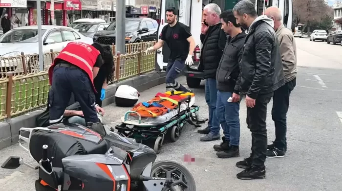 Kavşakta can pazarı: Motosiklet sürücüsü başından yaralandı