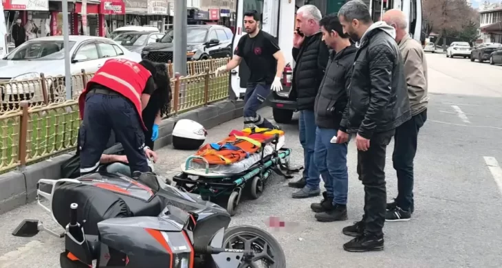 Kavşakta can pazarı: Motosiklet sürücüsü başından yaralandı
