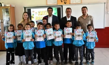 Kaymakam Aslantatar, öğrencilerin karne sevincine ortak oldu