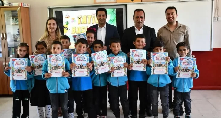 Kaymakam Aslantatar, öğrencilerin karne sevincine ortak oldu