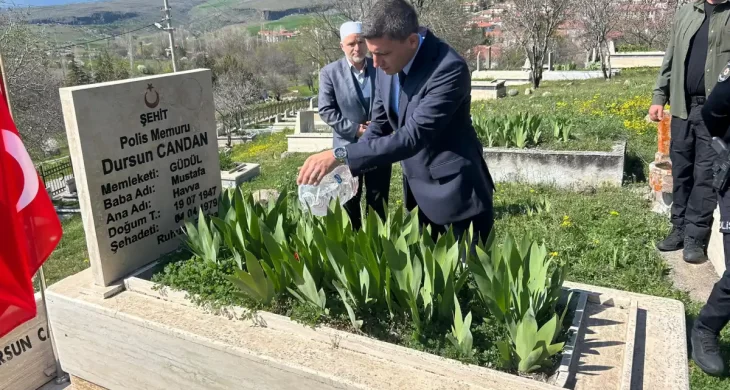 Kaymakam Akar’dan şehit polis memuru Dursun Candan’ın kabrine ziyaret