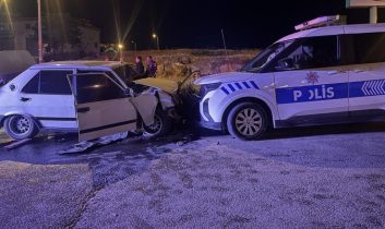 Kayseri’de “Dur” ihtarına uymayan sürücü polis aracına çarptı: 2 polis yaralı
