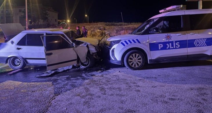 Kayseri’de “Dur” ihtarına uymayan sürücü polis aracına çarptı: 2 polis yaralı