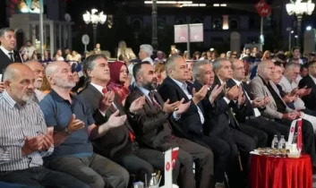Keçiören Belediyesi’nin Mevlid Kandili programında kent meydanı dolup taştı