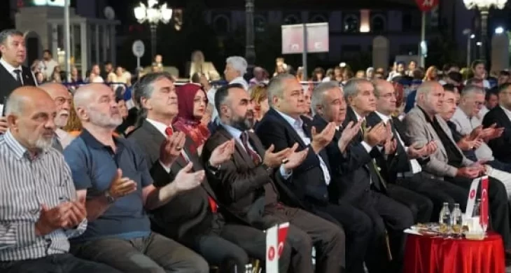 Keçiören Belediyesi’nin Mevlid Kandili programında kent meydanı dolup taştı