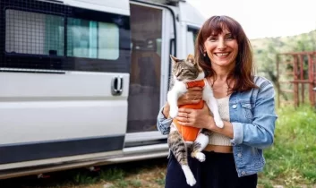Kedisi için Antalya’da karavan hayatını seçti