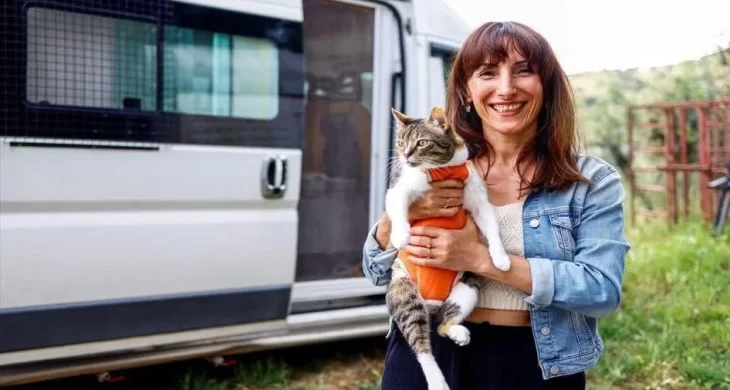 Kedisi için Antalya’da karavan hayatını seçti