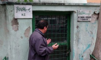 Çöplüğe Dönüşen Türbe Yıkılmayla Karşı Karşıya