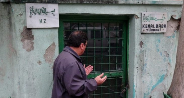 Çöplüğe Dönüşen Türbe Yıkılmayla Karşı Karşıya