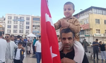 Kilis’te Milli Takım coşkusu: Cumhuriyet Meydanı Avustralya maçı için kırmızı beyaza büründü