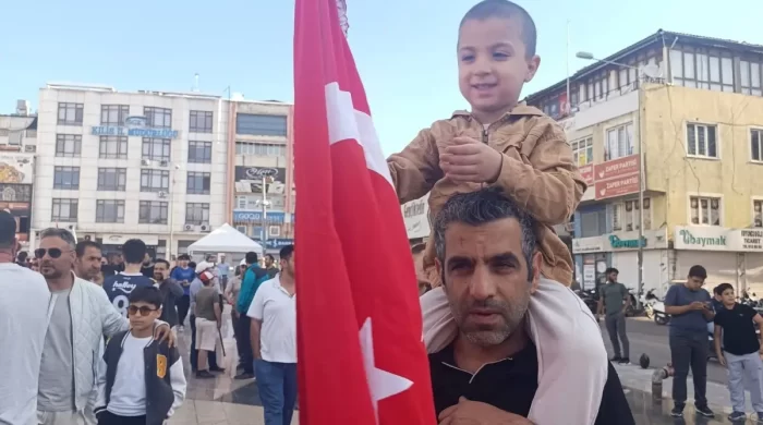 Kilis’te Milli Takım coşkusu: Cumhuriyet Meydanı Avustralya maçı için kırmızı beyaza büründü