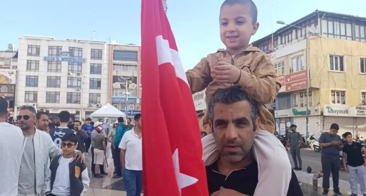 Kilis’te Milli Takım coşkusu: Cumhuriyet Meydanı Avustralya maçı için kırmızı beyaza büründü