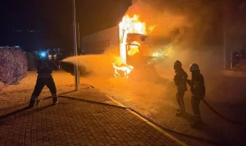 Hatay’da tır alevlere teslim oldu