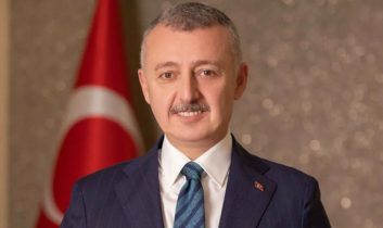 Kocaeli Belediye Başkanı Büyükakın okula yeni başlayan miniklere başarılar diledi