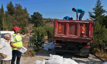Kocaeli Belediyesi’nden üreticiye tavuk yemi ve ekipman desteği
