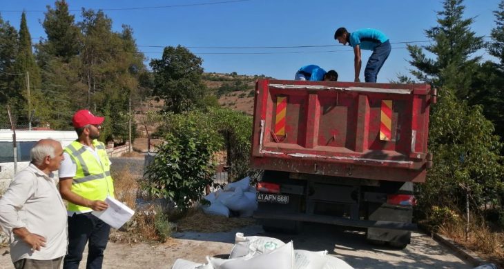 Kocaeli Belediyesi’nden üreticiye tavuk yemi ve ekipman desteği