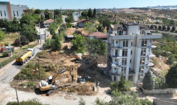 Çayırova’da riskli yapıların yıkımına başlandı