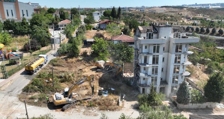 Çayırova’da riskli yapıların yıkımına başlandı