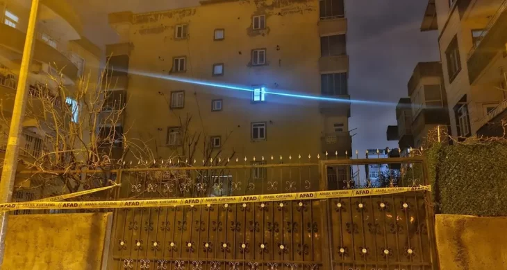 Kolonlardan ses geldi, 51 kişinin olduğu bina boşaltıldı
