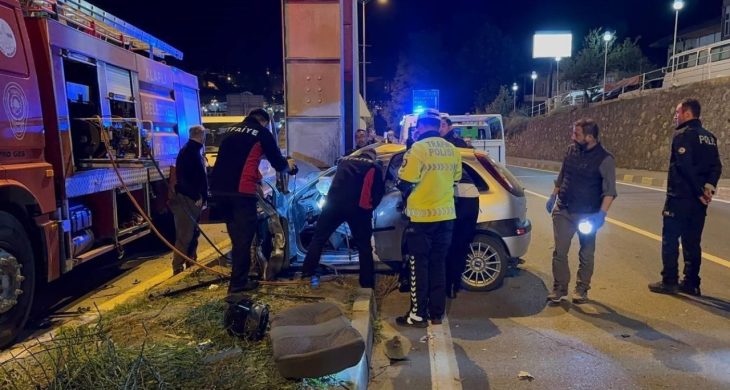 Kontrolden çıkan otomobil üst geçide çarptı: 2 genç hayatını kaybetti