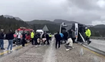Konya’da yolcu otobüsü devrildi: 14 kişi yaralandı