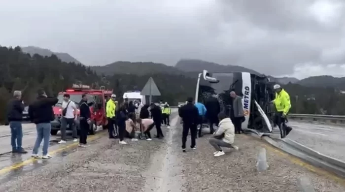Konya’da yolcu otobüsü devrildi: 14 kişi yaralandı