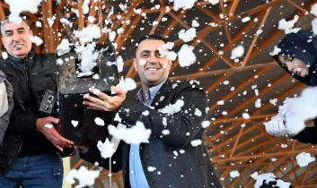 Çukurova Belediye Başkanı Kozay, çocuklar için Toroslardan kar getirtti