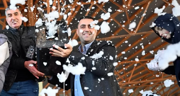 Çukurova Belediye Başkanı Kozay, çocuklar için Toroslardan kar getirtti