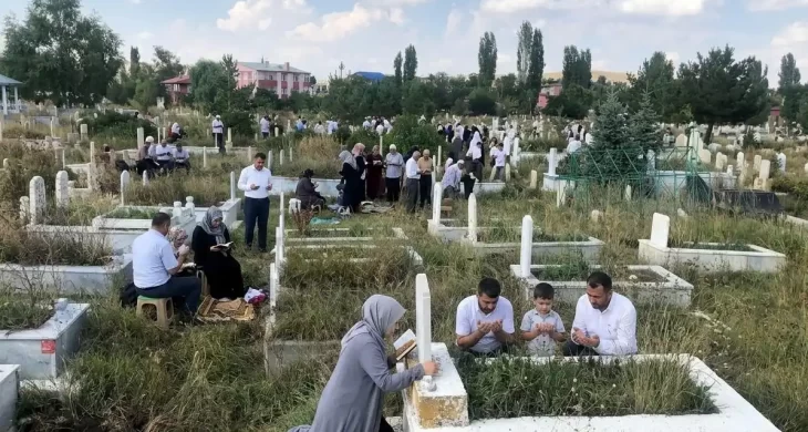 Kurban Bayramı’nda kabir ziyaretleri unutulmadı