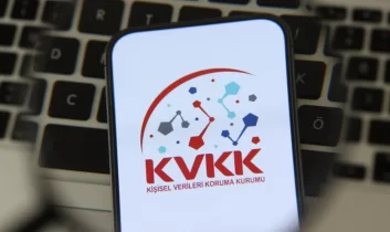 KVKK’dan sadakat kart üyeliği bulunan bir kişinin cep telefonu numarasının üçüncü bir kişi tarafından alışveriş esnasında kullanılması hakkında ilke kararı