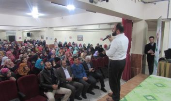 İlahiyatçı Yazar öğrencilerle buluştu