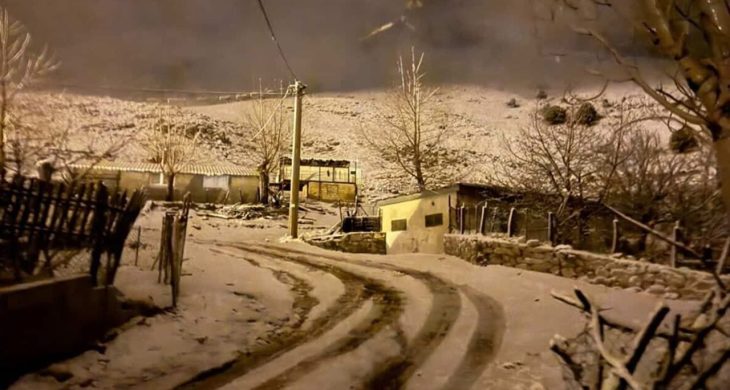 Feslikan yaylası beyaza büründü