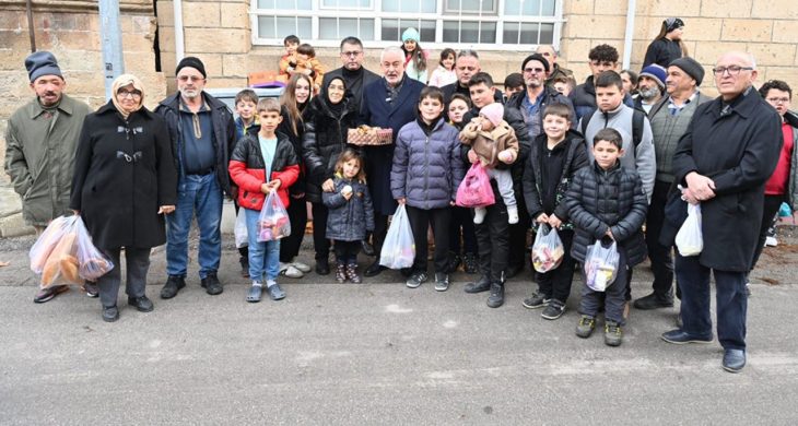 Başdeğirmen çifti, kandil geleneğinde çocukları sevindirdi