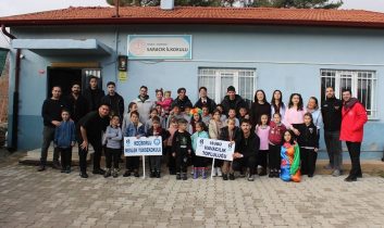 Küçük ayaklar, büyük umutlar: Üniversitelilerden köy okullarına tiyatro sürprizi