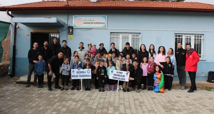 Küçük ayaklar, büyük umutlar: Üniversitelilerden köy okullarına tiyatro sürprizi