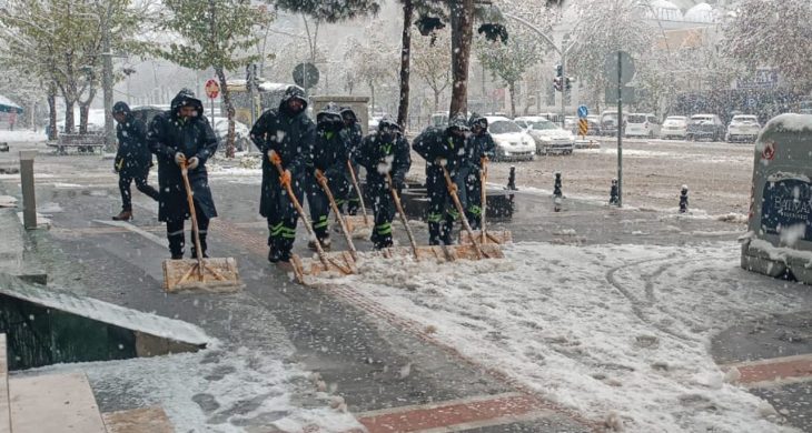 Batman’da karla mücadelede emekçilerin büyük özverisi