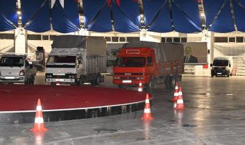 Başkan Başdeğirmen soğuk havalara karşı pazarcı esnafına gökkubbe fuar alanı’nı açtı