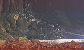 Hakkari–Van karayolu heyelan nedeniyle ulaşıma kapandı